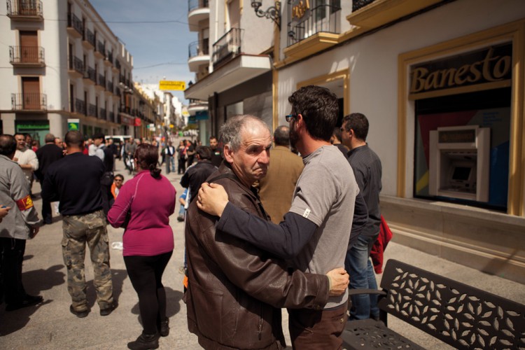 Medio centenar de personas se concentran para tratar de paralizar un desahucio