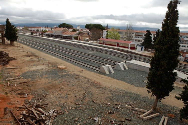 Fomento mejorará las medidas de seguridad de la vía del tren a su paso por el casco urbano