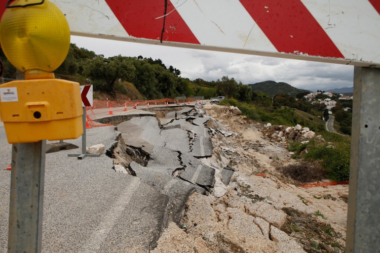 Los deslizamientos de tierra llevan a la carretera de Algeciras al borde del corte