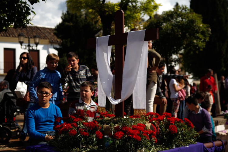 Los cofrades más jóvenes se dan cita un año más en las Cruces de Mayo