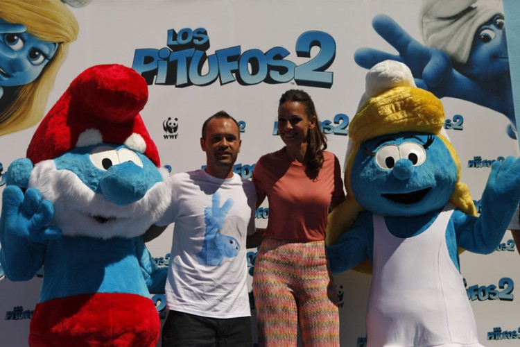 Andrés Iniesta visita Júzcar para la presentación de ‘Los Pitufos 2’