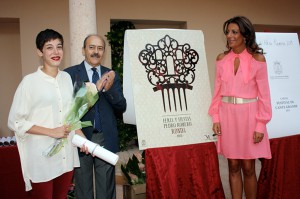 María Retamero, autora del cartel, junto a su obra.