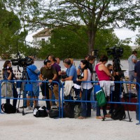 Los medios de comunicación, esperando a los invitados.