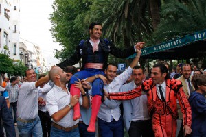 A hombros por la calle Virgen de la Paz.