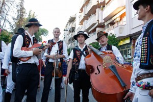 Los grupos folklóricos pusieron el punto exótico.