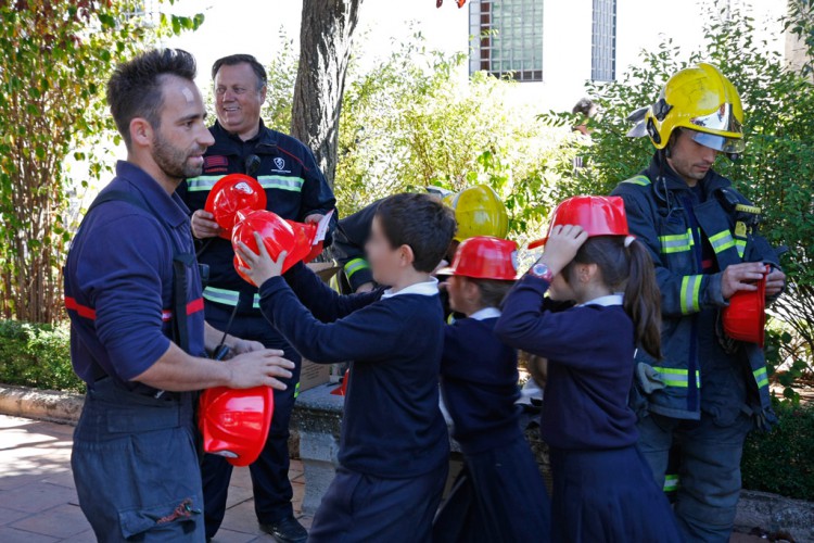 Los alumnos del colegio Sagrado Corazón participan en un simulacro de incendio