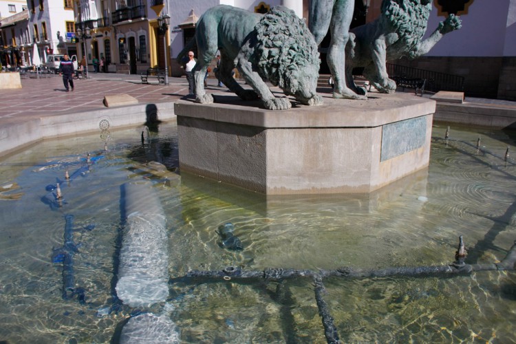 Derriban una de las columnas de la fuente de la Plaza del Socorro