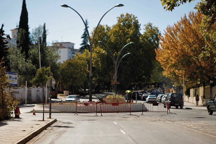 La apertura al tráfico de la avenida de Málaga genera dudas por la nueva rotonda