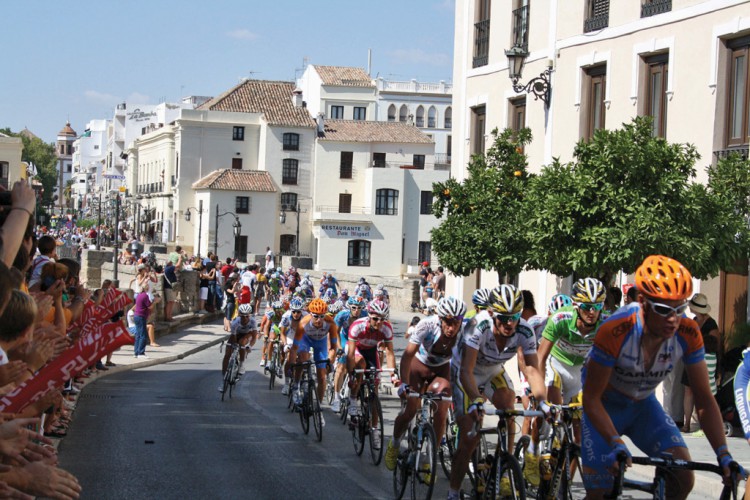 La salida de una etapa de la Vuelta Ciclista a España desde Ronda adelanta la fecha de la celebración de la Feria de Pedro Romero