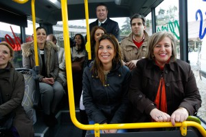 Ediles y representantes de la empresa, en el viaje inaugural.