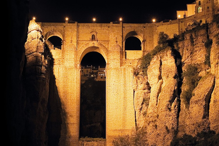 El Puente Nuevo apagará este sábado sus luces durante ‘La Hora del Planeta’