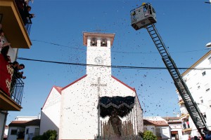 Los bomberos lanzaron pétalos a la Virgen del Rosario.