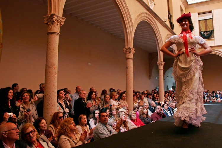 La moda mira al pasado en la II Pasarela Romántica de Ronda