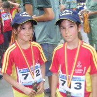 Dos corredoras con sus medallas tras terminar la prueba