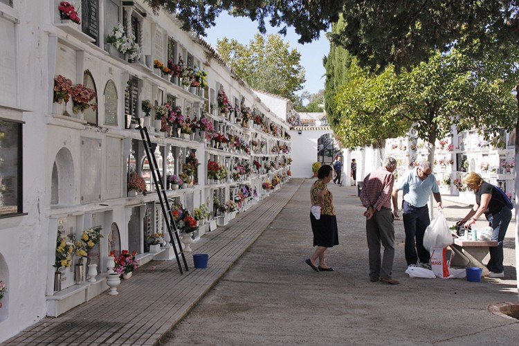 El Ayuntamiento acondiciona el cementerio de San Lorenzo de cara al día de Todos los Santos
