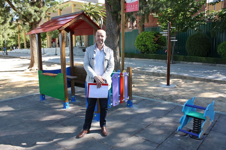 Realizan actuaciones de mejora en el parque infantil y el parque biosaludable de la Alameda