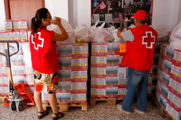 Ayuntamiento y Cruz Roja reparten productos básicos e infantiles a las 200 familias necesitadas de Ronda