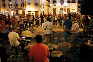 Colossus Jazz tocó en la Plaza de España.