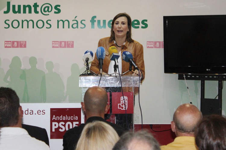 Isabel Aguilera presenta ante los militantes del PSOE su candidatura a las primarias