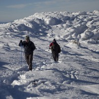 Senderistas en uno de los picos de la Sierra de las Nieves.