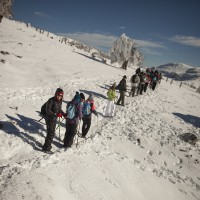 Un grupo de senderistas recorre parajes de la Sierra de las Nieves.