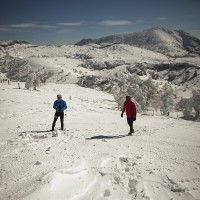 Dos senderistas pasean por las montañas de la Sierra de las Nieves.