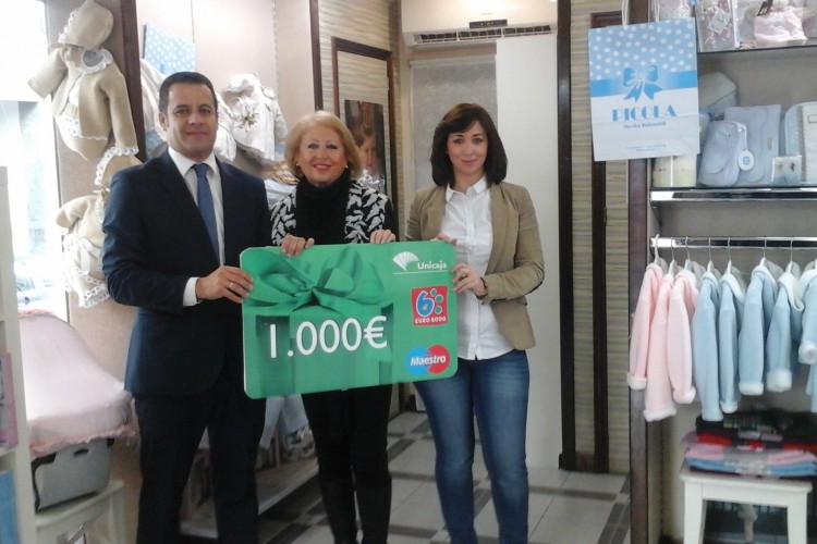 Unicaja entrega las tarjetas regalo de 1.000 euros