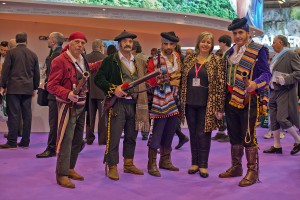 La delegada de Turismo con un grupo de bandoleros.