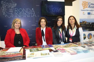 La alcaldesa y la delegada de Turismo junto a las técnicos rondeñas.