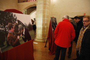 Fotografías de Marín adornaron la capilla.