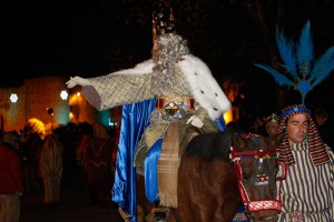 El Rey Melchor saluda a los rondeños a su llegada a la ciudad.