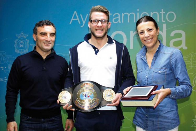 Carlos de Celis, nuevo campeón de España de Muay Thai, es recibido por la alcaldesa