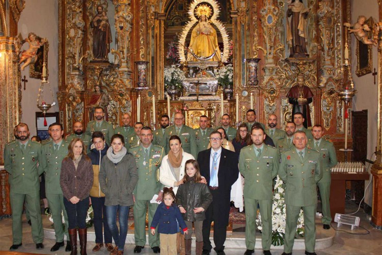 La Legión realiza una ofrenda floral a la Virgen de la Paz antes de partir a Irak