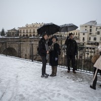 Turistas junto al Puente Nuevo durante la nevada de la pasada semana.