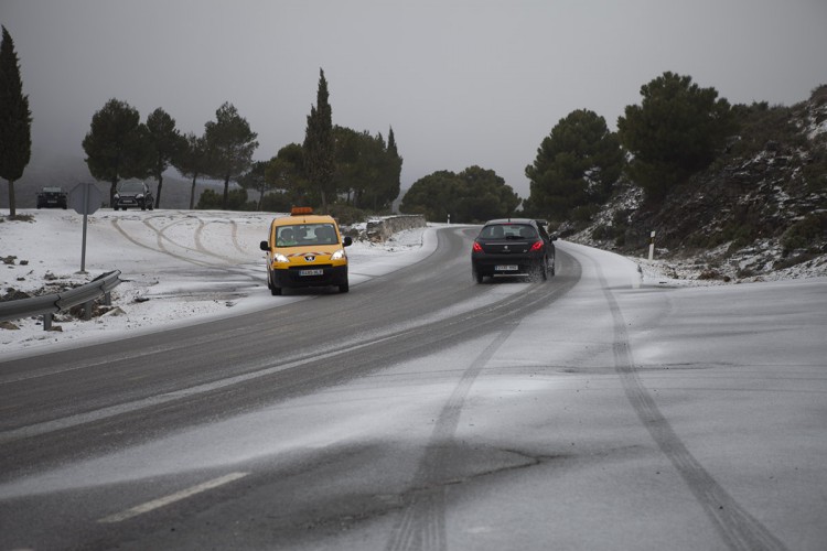 La nieve se queda en las cumbres de la comarca