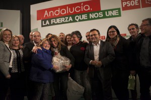 La presidenta andaluza junto a la candidatura rondeña tras recibir un obsequio de unas militantes.