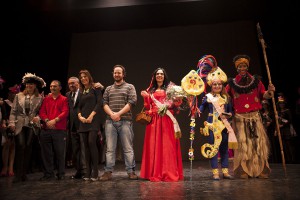 Reinas, Dios Momo, pregonero y escudo de oro a título póstumo (recogió Antonio Becerra)  tras los nombramientos.