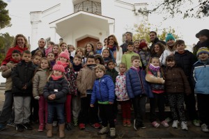 La presidenta de la Junta junto a los escolares de Montecorto.