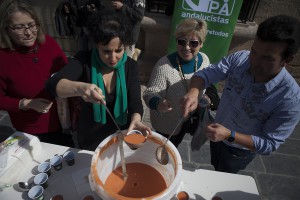 Reparto de gazpacho andaluz por parte del PA.