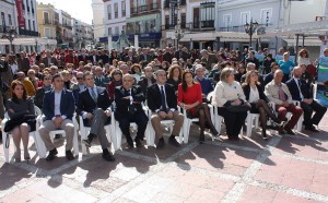 Autoridades y público durante el acto oficial.