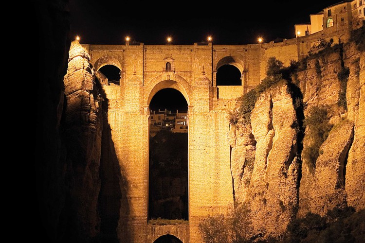 El Puente Nuevo volverá a apagar sus luces durante la Hora del Planeta