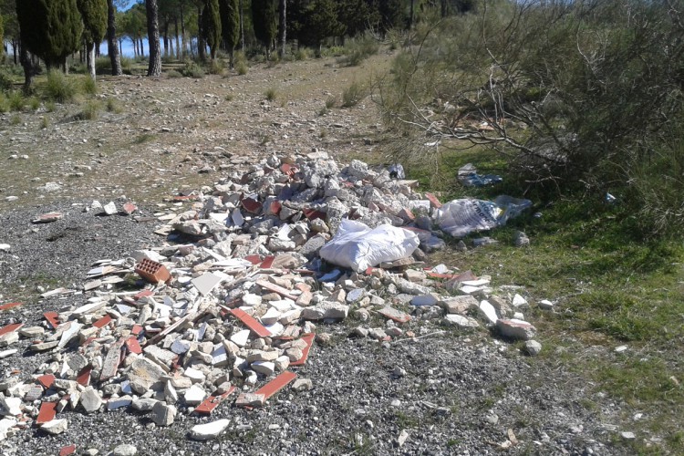 Medio Ambiente elimina varios vertidos de escombros ilegales