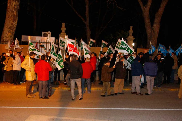 Arranca la campaña electoral andaluza con la tradicional pegada de carteles