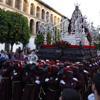 No hay suficientes horquilleros para poder portar los dos tronos de las hermandad.