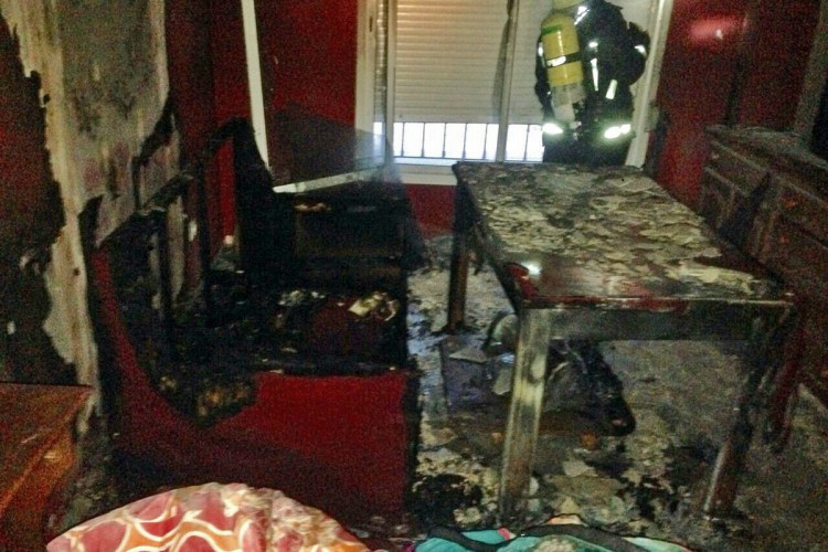 Un incendio causa importantes daños materiales en una vivienda del Olivar de las Monjas