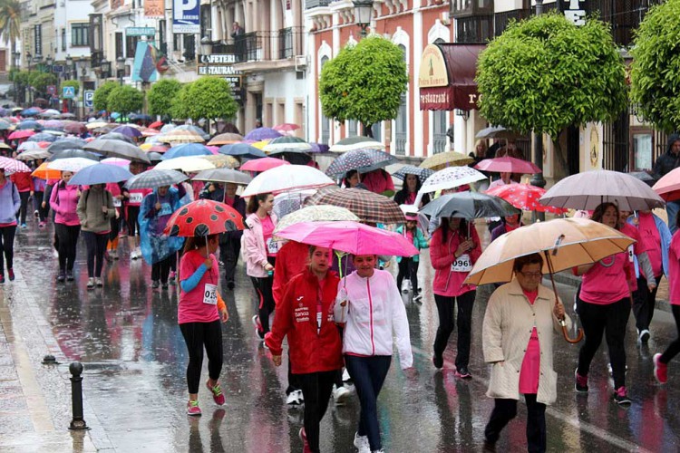 Cerca de mil rondeñas desafiaron a la lluvia en la IV Marcha Solidaria de la Mujer