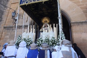 Salida a manos de sus costaleras de la Virgen de Loreto.