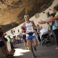 La prueba de los 101 km de la Legión a su paso por el municipio gaditano de Setenil de las Bodegas.