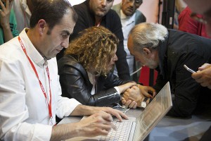 Miembros del PSOE en su sede durante el escrutinio.