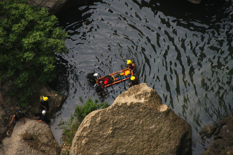 Rescatan a un hombre herido mientras practicaba barranquismo en el Tajo